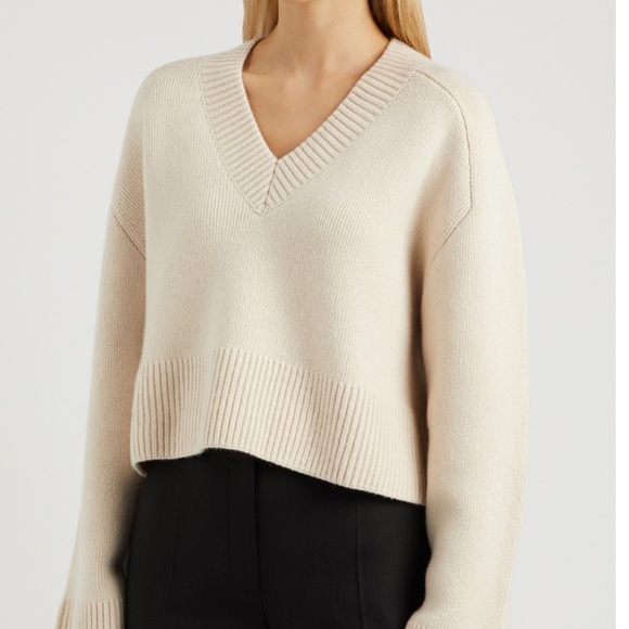 $1480 Khaite Lenina Cropped Cashmere V-Neck Sweater in Magnolia - Size L - Picture 1 of 12